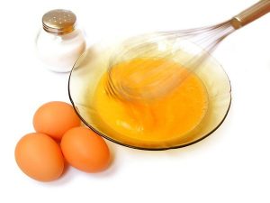 Ủ tóc bằng trứng gà giúp ngăn ngừa tóc rụng