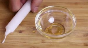 Lấy sợi bấc của nến nhúng vào mật ong rồi đốt. Mật ong thật sẽ làm nến không cháy được.